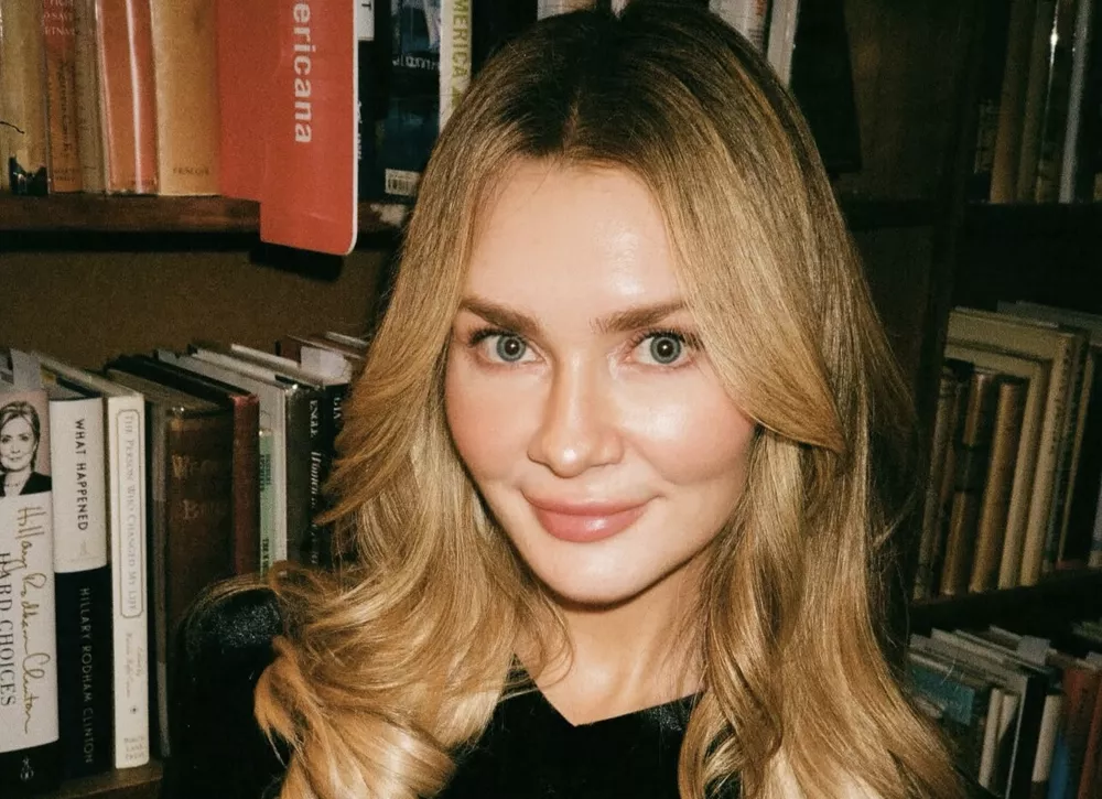 Аферистка Анна Делви позирует в фотосессии, стилизованной падчерицей Ивана Урганта
