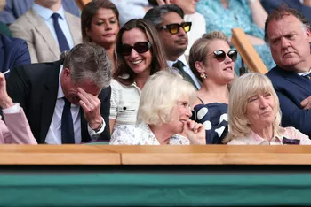 Хью Грант с женой сидят позади королевы Камиллы