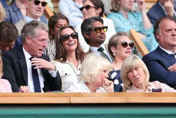 Хью Грант с женой сидят позади королевы Камиллы