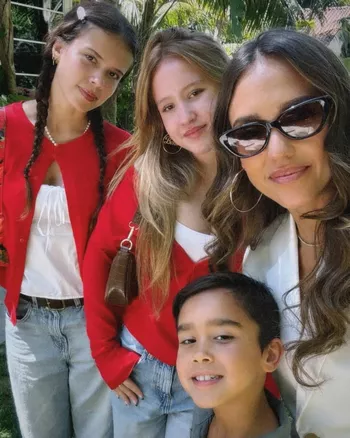 Альба с детьми