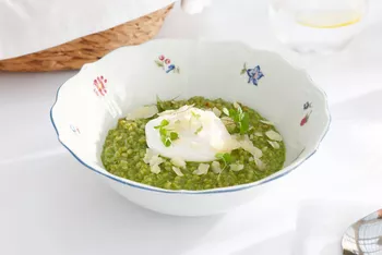 Зеленая гречка, яйцо пашот, песто, грана падано