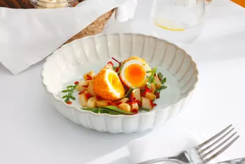 Хрустящее яйцо, морской гребешок, айоли из чоризо, чипсы чоризо