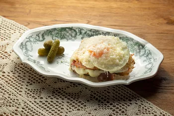 Крок-мадам с сыром раклетт, тамбовским окороком и солеными корнишонами