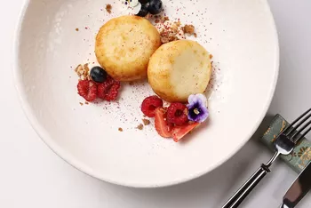 Сырники по ГОСТу с соленой карамелью и кремом
