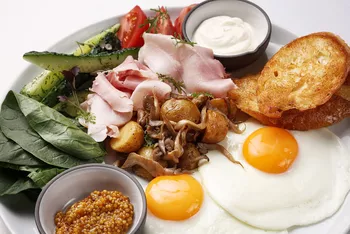 Южный завтрак с фермерским яйцом и кубанскими овощами