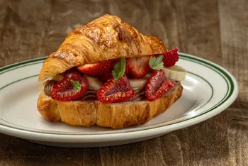 Круассан с бананом, Nutella и сезонными ягодами