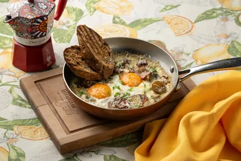 Яичница с беконом, бэби-картофелем, шампиньонами, соусом карбонара и зеленым луком