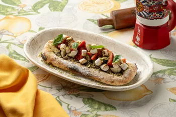 Фокачча с Nutella, бананом, клубникой, маршмеллоу и фисташками