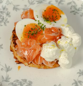 Драник с карельской форелью и сливочным муссом