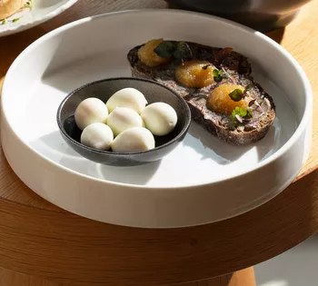 Отварные перепелиные яйца с щучьей икрой и ржаным хлебом