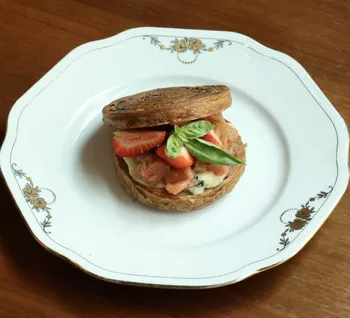 Круассан-ролл с голубым сыром, конфитюром из ревеня и клубникой