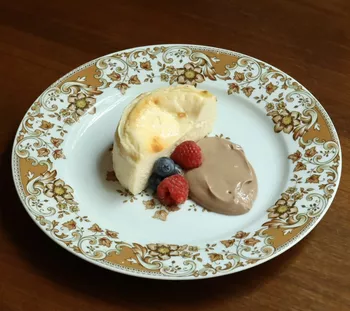 Баскский чизкейк с шоколадным муссом Nutella и сезонными ягодами