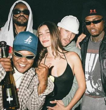 Бибер с женой и друзьями