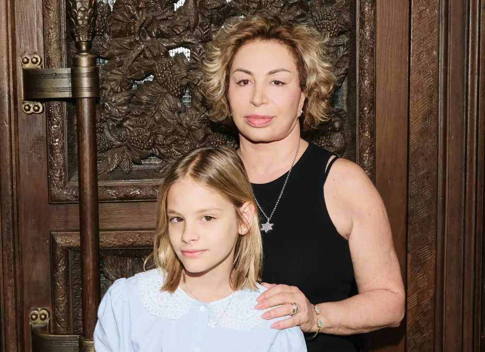 Полина Аскери, Катерина Шпица, Симона Юнусова с внучкой и другие знаменитости на открытии выставки "За тридевять земель"