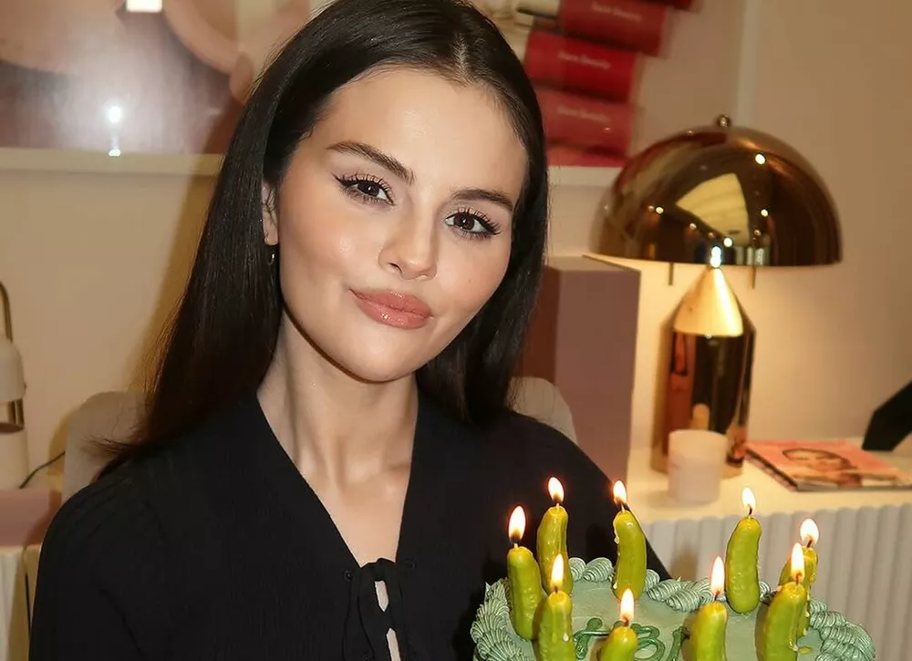 Селена Гомес отметила 33-летие тортом из огурцов