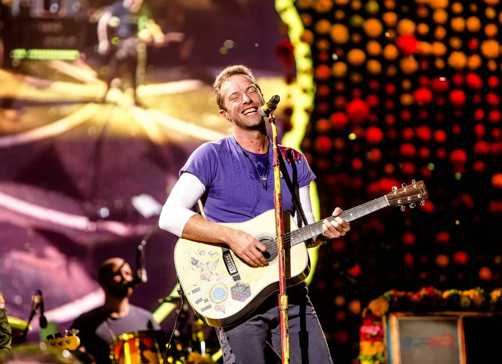 Видео дня: на концерте Coldplay в прямом эфире случайно показали измену