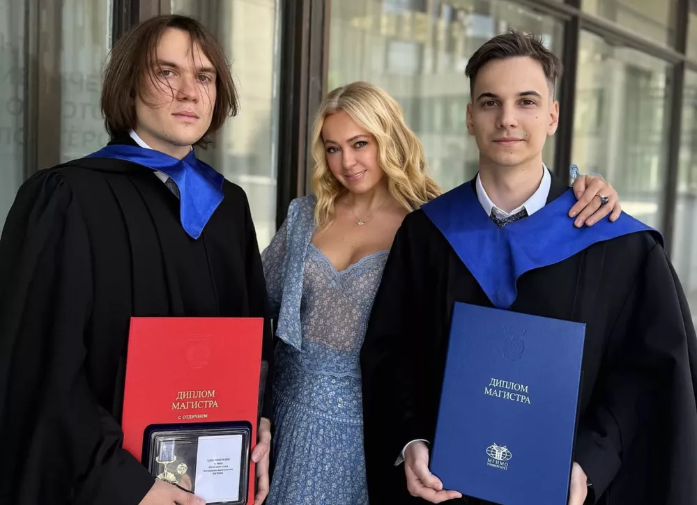 Яна Рудковская поддержала старших сыновей на вручении дипломов 