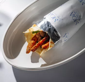 Гирос с цыплёнком, бататом и соусом дзадзыки