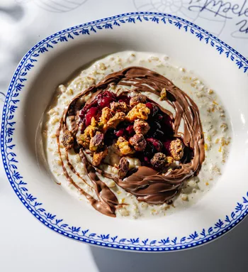 Каша из овсяных хлопьев с орешками, ягодным соусом и Nutella
