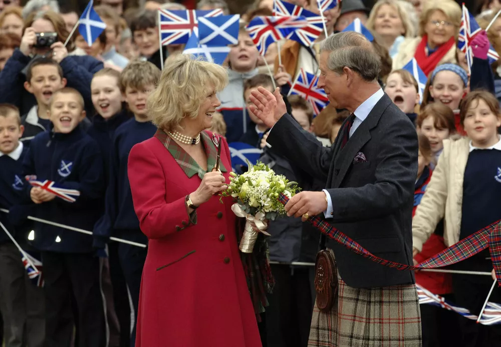 Молодожены Камилла и Карл в Шотландии во время своего медового месяца в апреле 2005 года