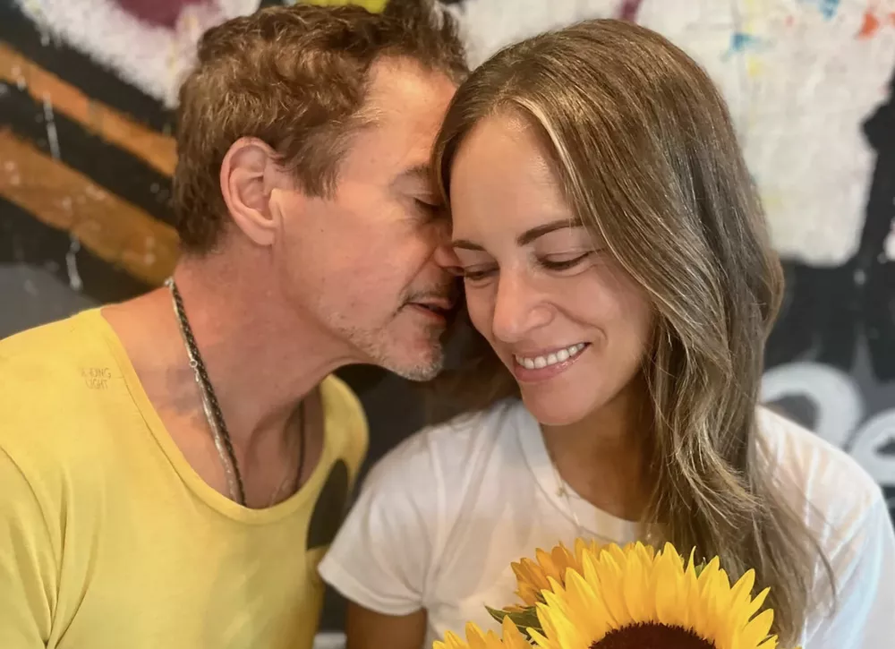 Любовь все еще цветет: Роберт Дауни-младший и его жена воссоздали свадебное фото в честь годовщины 