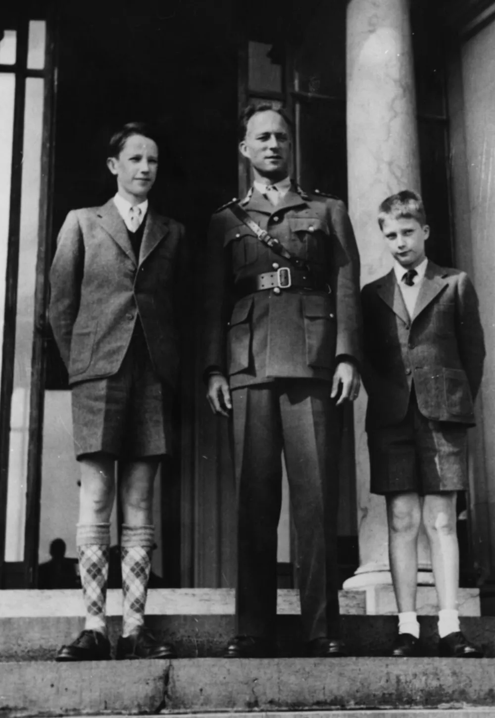 Ученики школы-интерната для мальчиков Institut Le Rosey будущие короли Бельгии Бодуэн и Альберт и их отец король Леопольд III в 1945 году