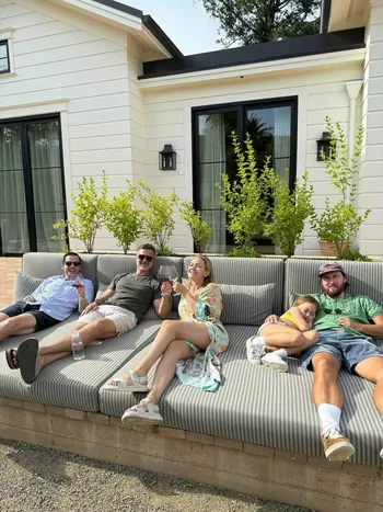 Кейт Хадсон с друзьями женихом и дочкой