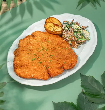 Куриный шницель с молодыми кабачками и лисичками
