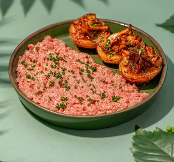 Тартар из говядины с лисичками и молодым картофелем