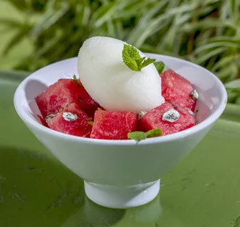 Клубничная гранита с арбузом и сорбетом из шампанского