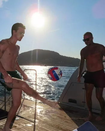 Бекхэмы играют в футбол на яхте