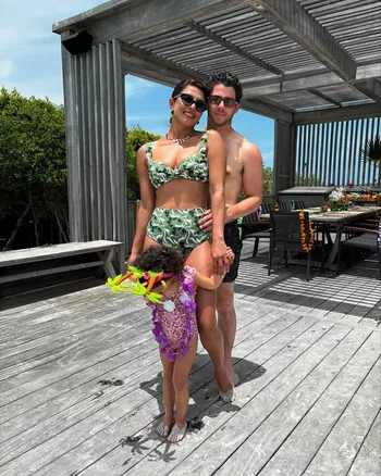 Ник с женой и дочкой