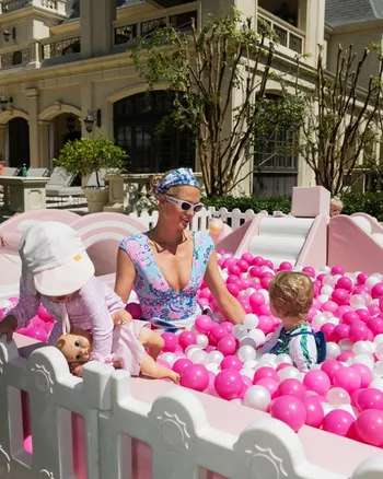 Пэрис на фоне нового дома