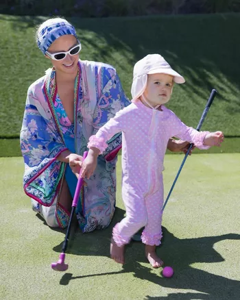 Пэрис с дочкой