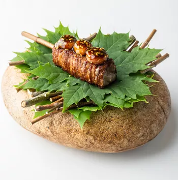 Говяжье ребро, маринованное в горгонзоле, с цукини и костным мозгом