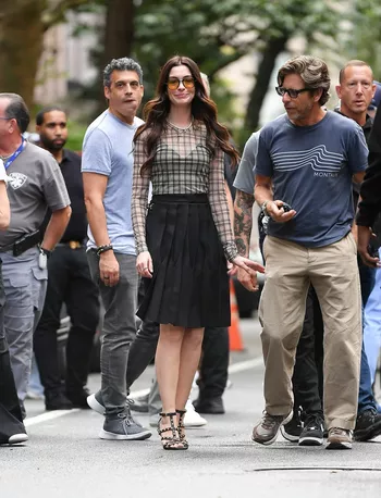 Энн Хэтэуэй с командой фильма