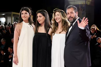 Адам Сэндлер с женой и дочерями