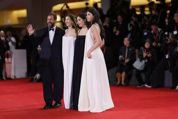 Адам Сэндлер с женой и дочерями