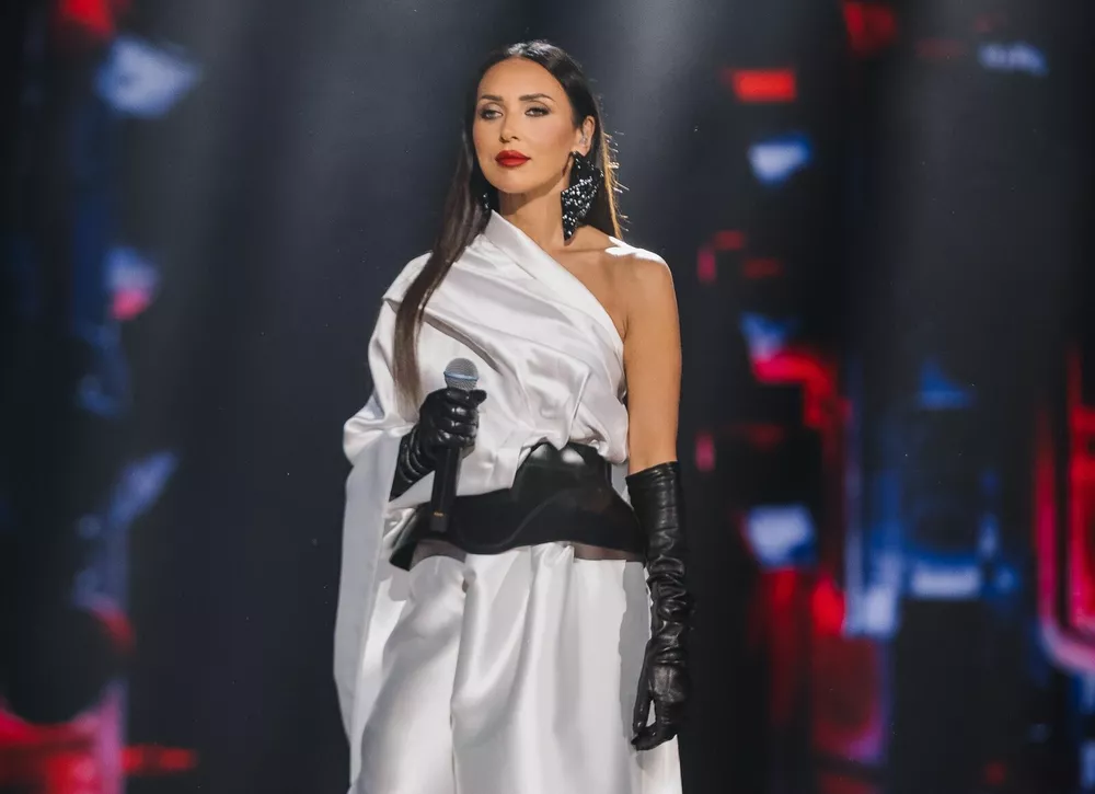 Яна Рудковская в Ermanno Scervino, Алсу в DARYA KIPRIYANOVA: яркие образы Новой волны 2025