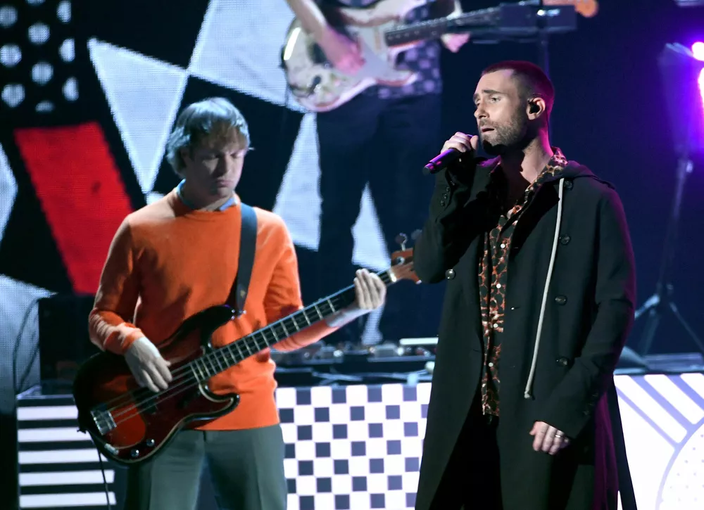 Жена бывшего басиста Maroon 5 Микки Мэддена подала на развод после обвинений в насилии