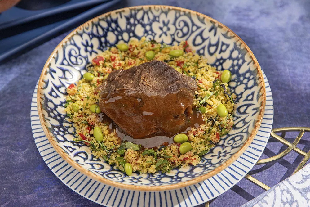 Говяжьи щечки с кускусом