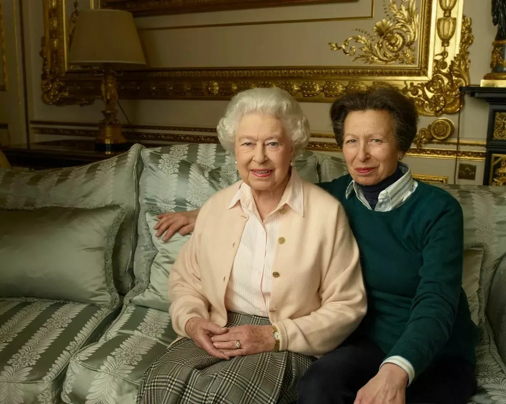 Королева Елизавета II и принцесса Анна