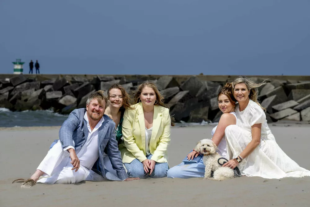 Королевская семья Нидерландов: король Виллем-Александер, принцесса Ариана, наследная принцесса Катарина-Амалия, принцесса Алексия и королева Максима