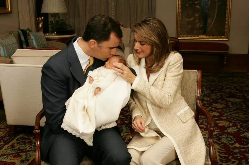 Принц Филипп и принцесса Летиция с новорожденной дочерью Леонор