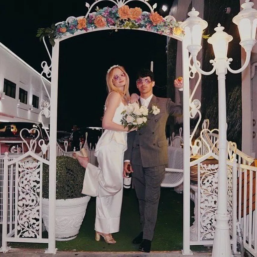 Джо Джонас и Софи Тернер - фото со свадьбы