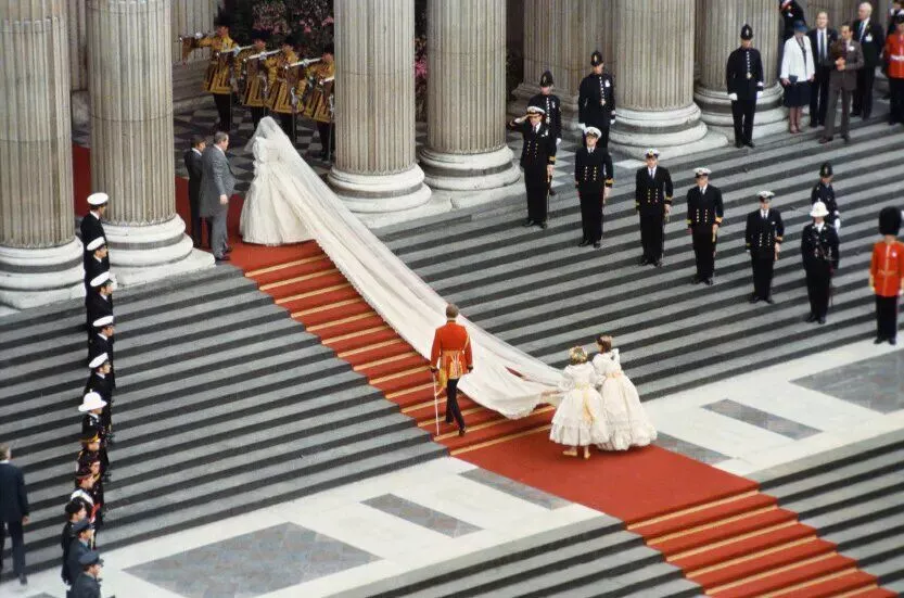 Только Елизавета II обратила внимание на мятое свадебное платье невесты наследника престола.