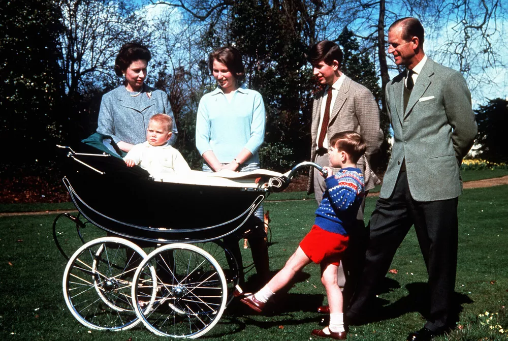 Королева Елизавета II с мужем принцем Филиппом и детьми Чарльзом, Анной, Эндрю и Эдвардом. 5-летний принц Эндрю, разумеется, в шортах
