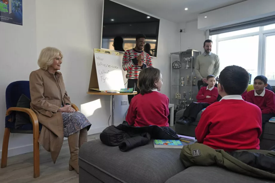 Королева Камилла в январе 2023 года встречалась с детьми в одной из начальных школ Манчестера. Ученики и учителя сняли куртки, а монархине пришлось сидеть в пальто