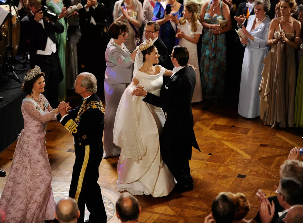 Карл ХVI Густав c королевой Сильвией танцуют на свадьбе кронпринцессы Виктории и Даниэля Вестлинга 19 июня 2010 года