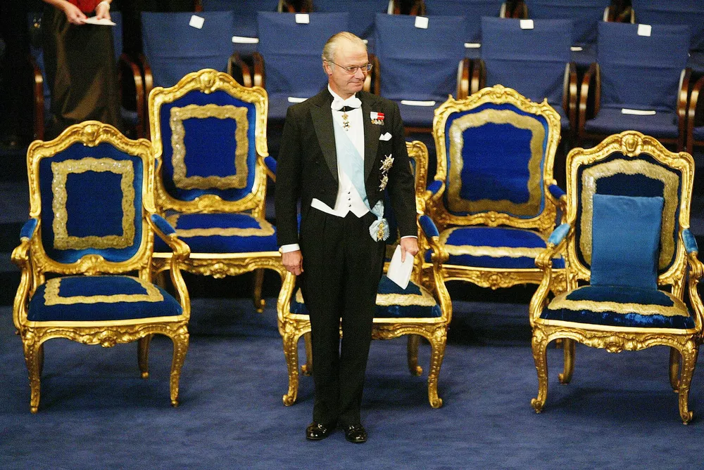 После публикации скандальной книги “Монарх поневоле” шведы узнали, что их король вовсе не такой чопорный джентльмен, каким казался